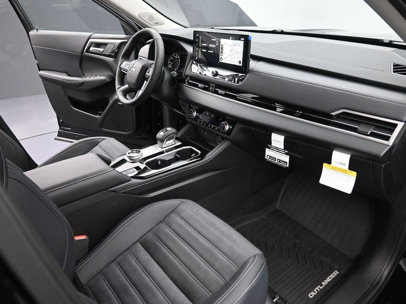Mitsubishi Outlander Vehicle Full-screen Gallery Image 10