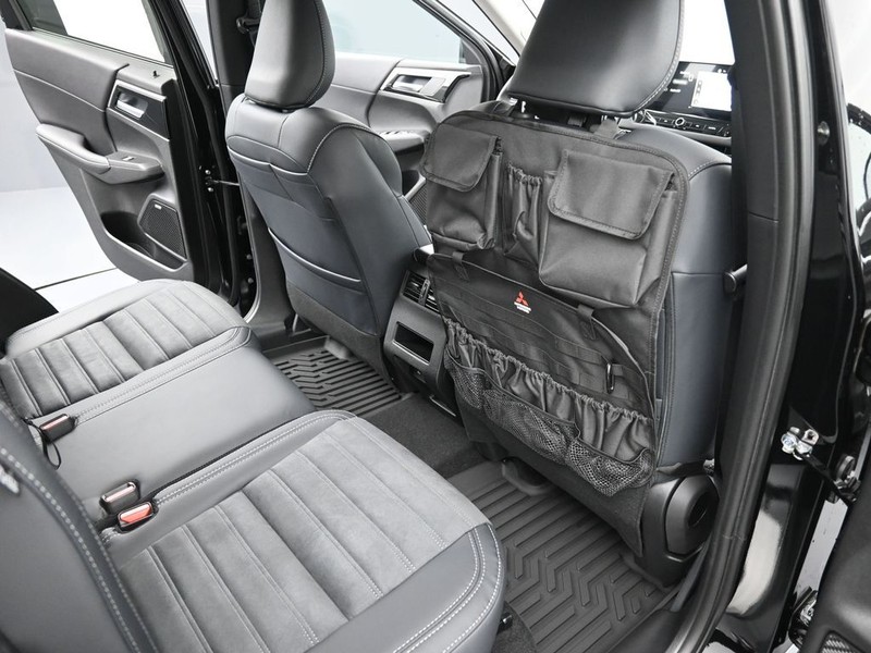 Mitsubishi Outlander Vehicle Full-screen Gallery Image 11