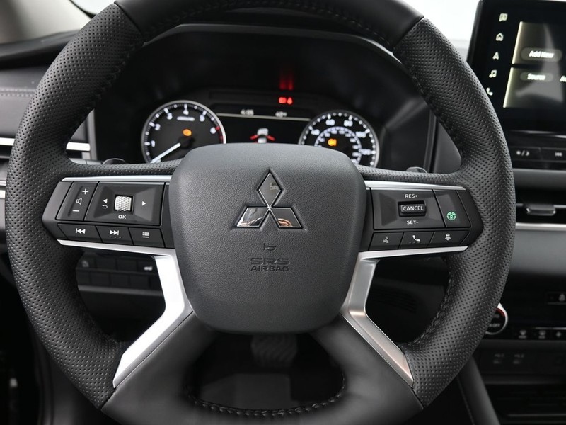Mitsubishi Outlander Vehicle Full-screen Gallery Image 13