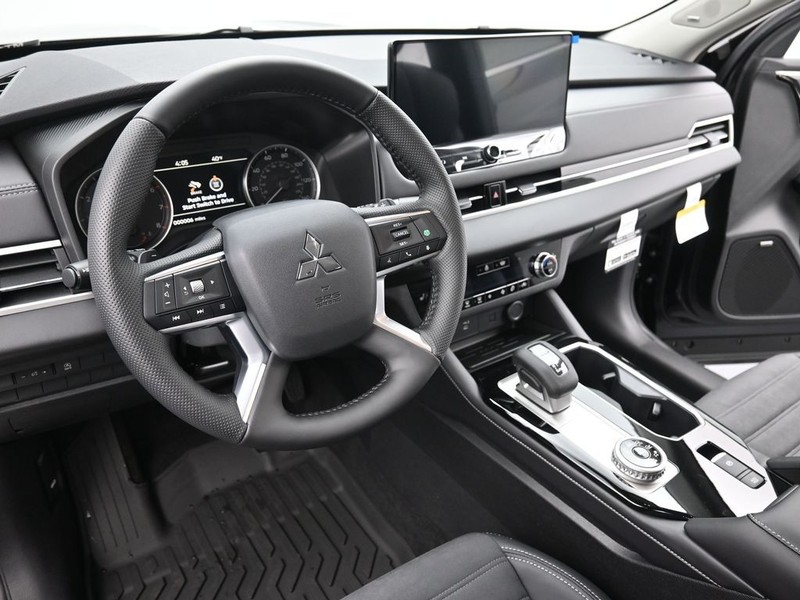 Mitsubishi Outlander Vehicle Full-screen Gallery Image 16
