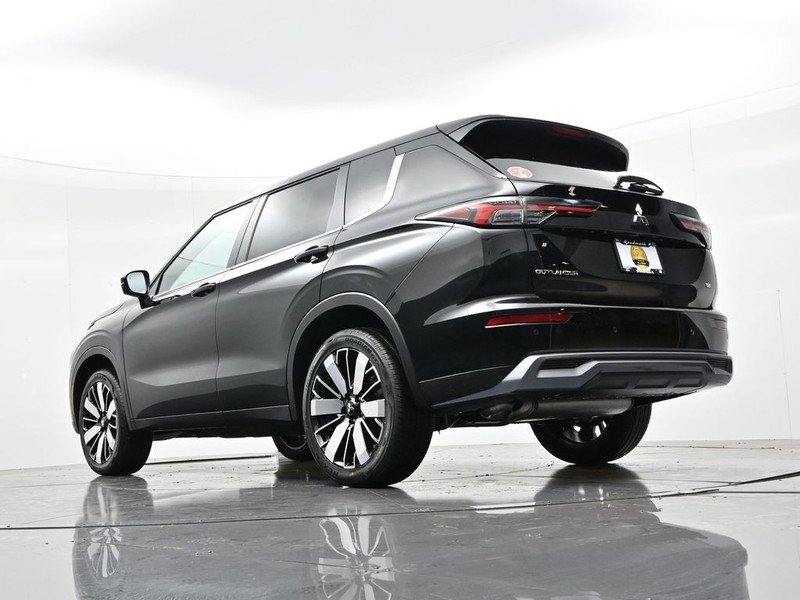 Mitsubishi Outlander Vehicle Full-screen Gallery Image 17