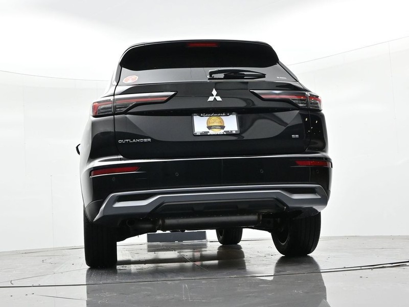 Mitsubishi Outlander Vehicle Full-screen Gallery Image 18