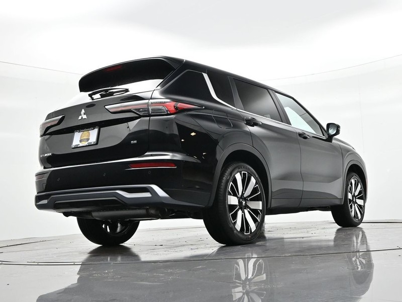 Mitsubishi Outlander Vehicle Full-screen Gallery Image 19