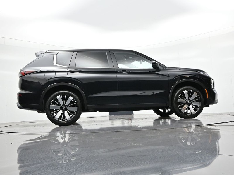 Mitsubishi Outlander Vehicle Full-screen Gallery Image 20