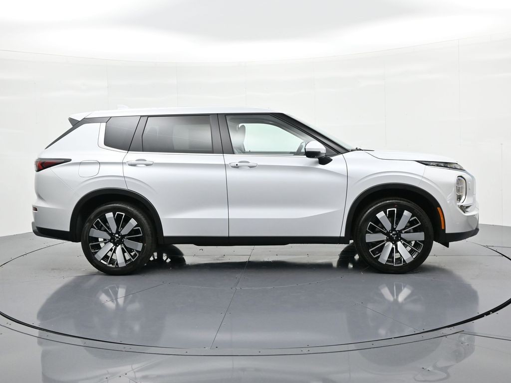 Mitsubishi Outlander Vehicle Full-screen Gallery Image 5