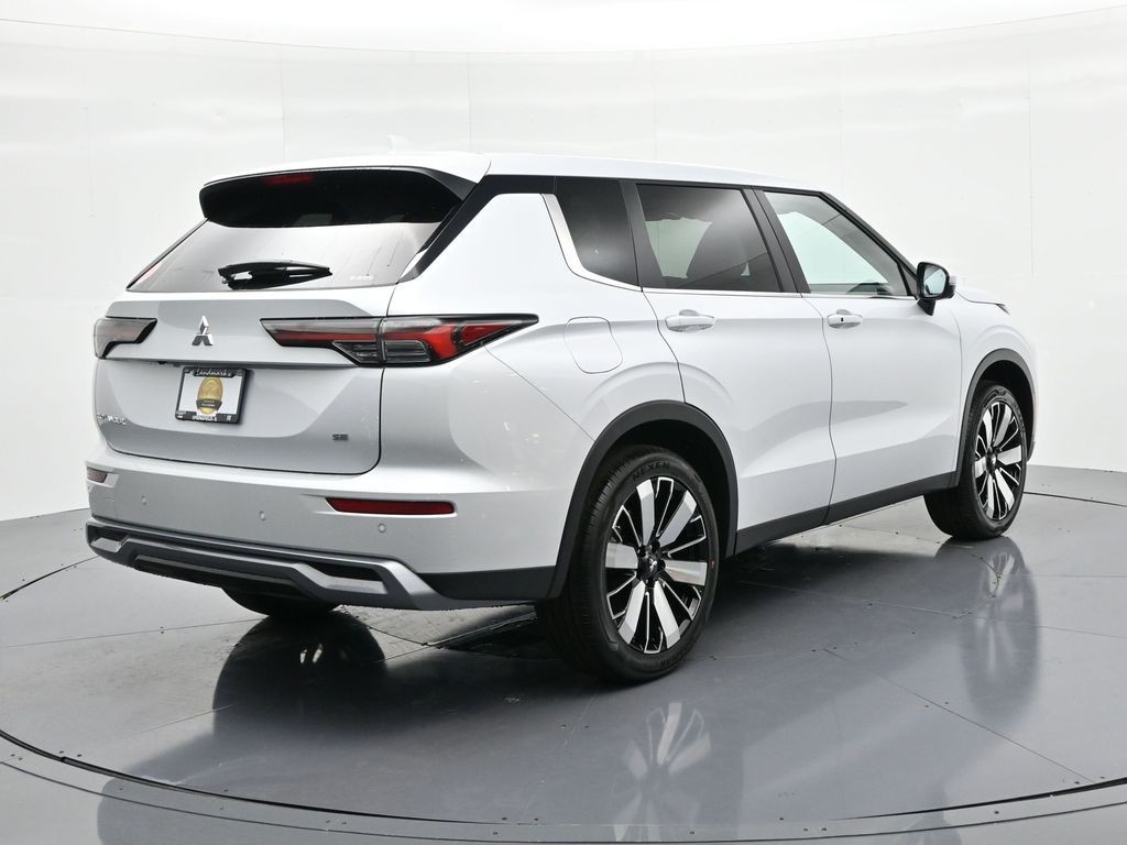 Mitsubishi Outlander Vehicle Full-screen Gallery Image 6