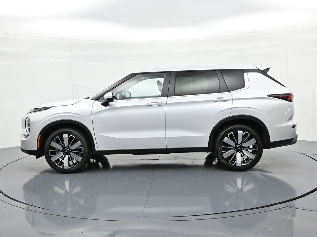 Mitsubishi Outlander Vehicle Full-screen Gallery Image 9