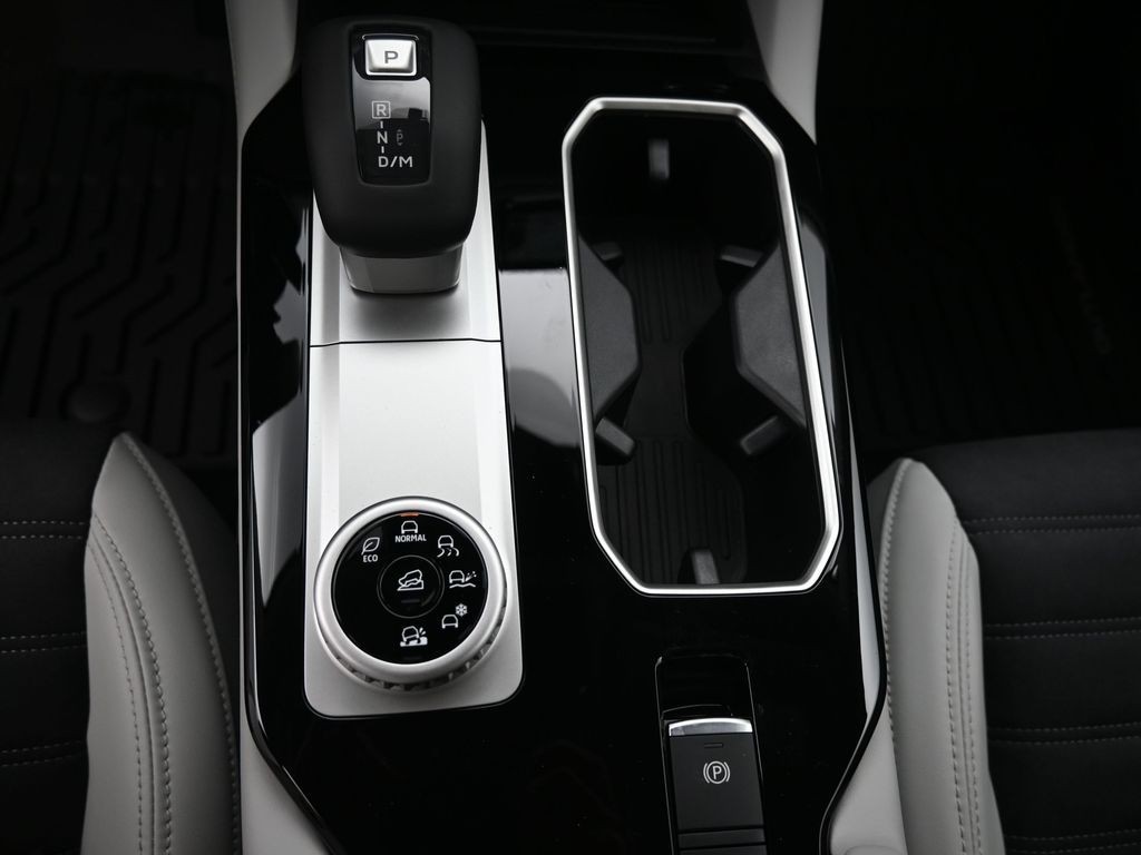 Mitsubishi Outlander Vehicle Full-screen Gallery Image 12