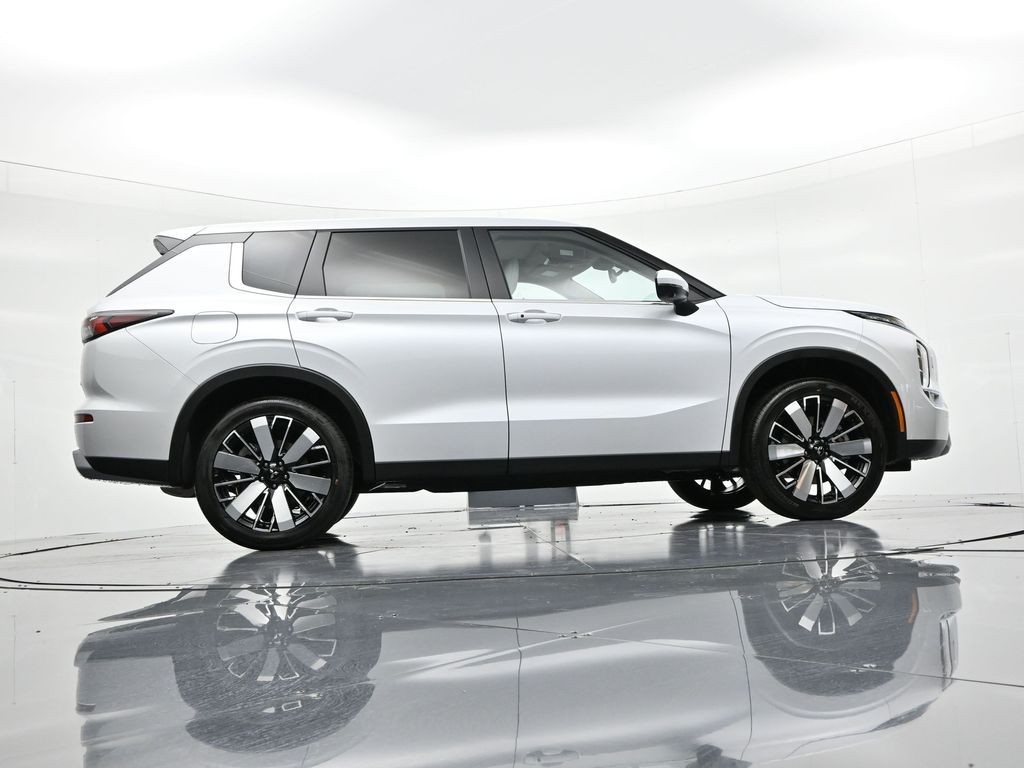 Mitsubishi Outlander Vehicle Full-screen Gallery Image 24