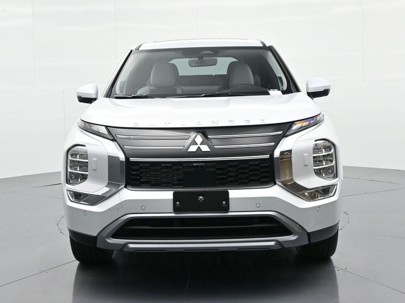 Mitsubishi Outlander Vehicle Full-screen Gallery Image 3