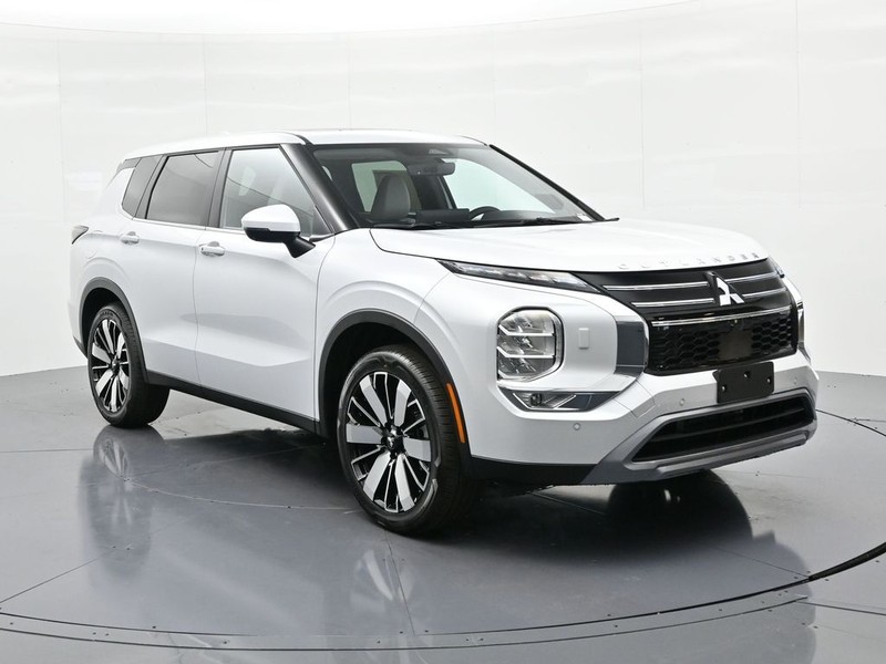 Mitsubishi Outlander Vehicle Full-screen Gallery Image 4