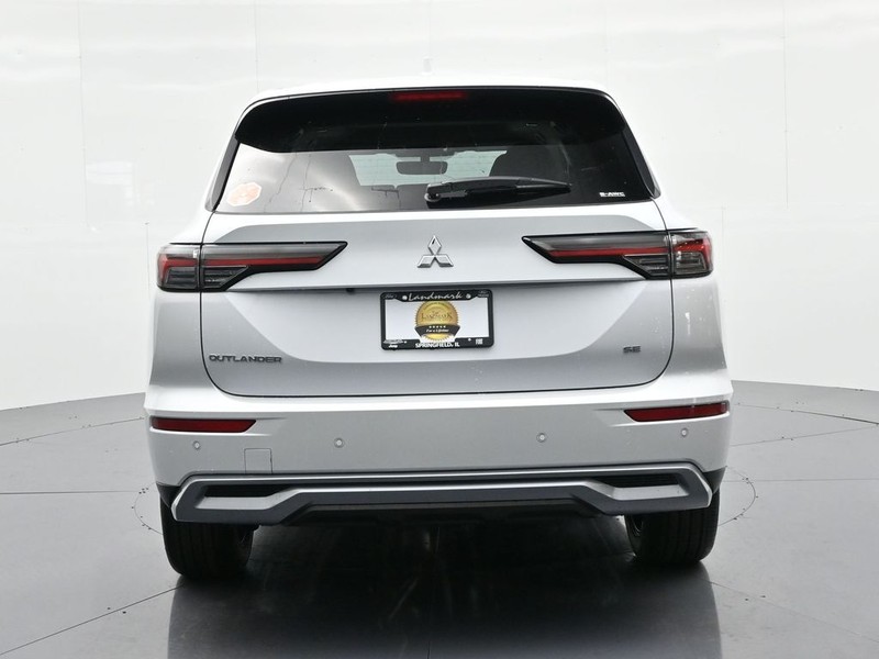 Mitsubishi Outlander Vehicle Full-screen Gallery Image 7