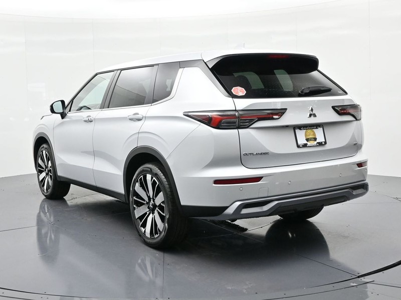 Mitsubishi Outlander Vehicle Full-screen Gallery Image 8