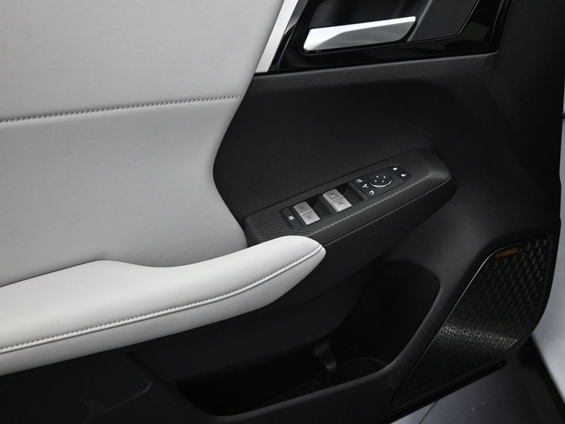 Mitsubishi Outlander Vehicle Full-screen Gallery Image 10