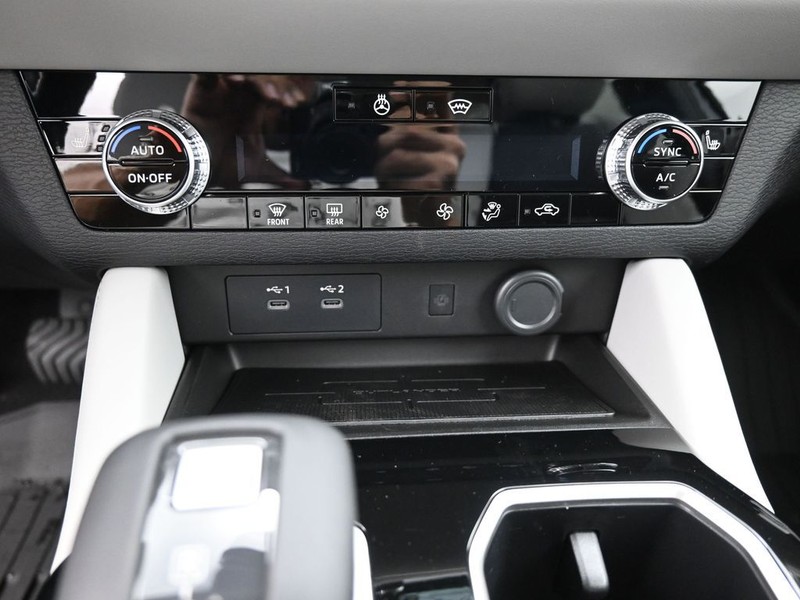 Mitsubishi Outlander Vehicle Full-screen Gallery Image 13