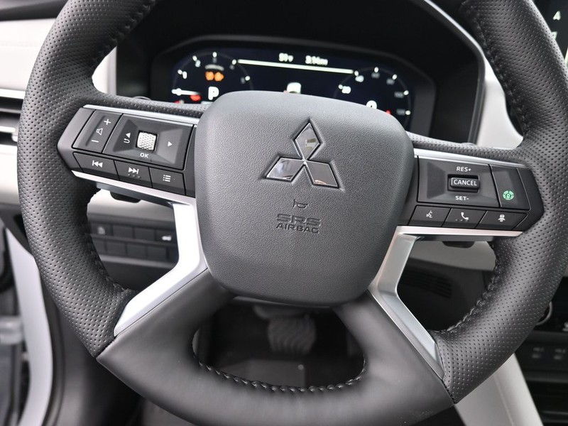 Mitsubishi Outlander Vehicle Full-screen Gallery Image 14
