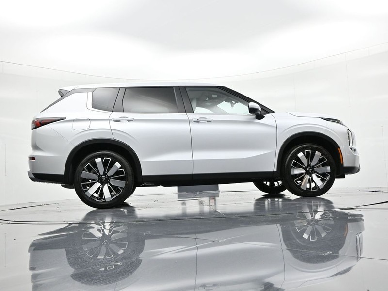 Mitsubishi Outlander Vehicle Full-screen Gallery Image 24