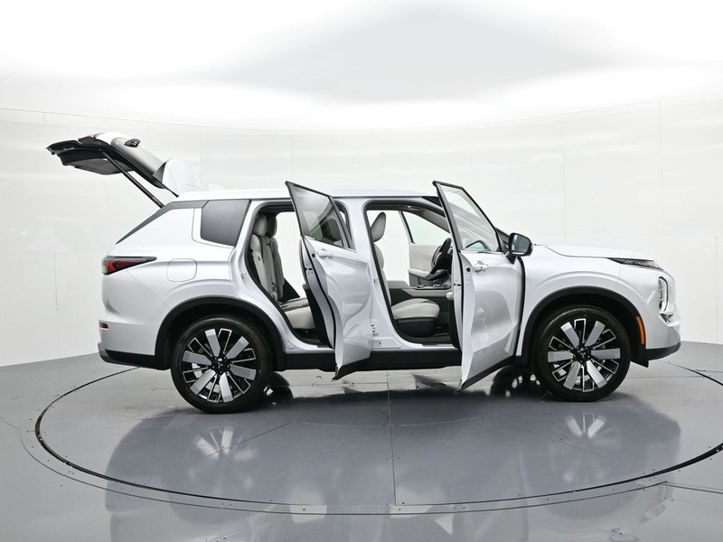 Mitsubishi Outlander Vehicle Full-screen Gallery Image 25