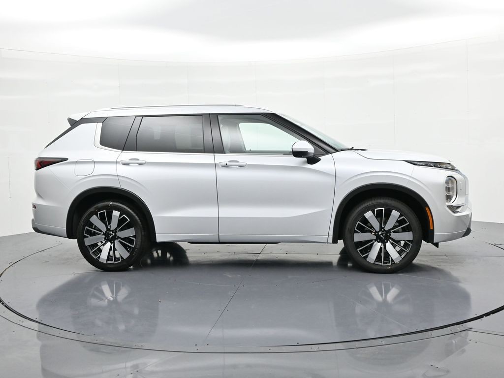 Mitsubishi Outlander Vehicle Full-screen Gallery Image 5
