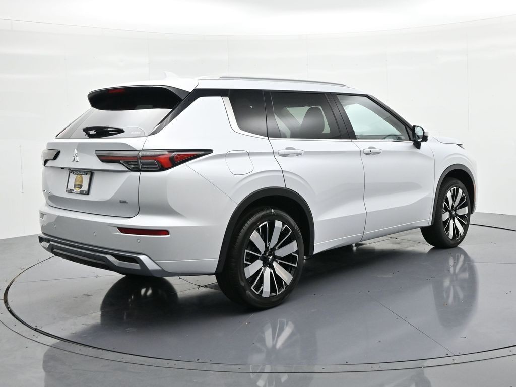 Mitsubishi Outlander Vehicle Full-screen Gallery Image 6