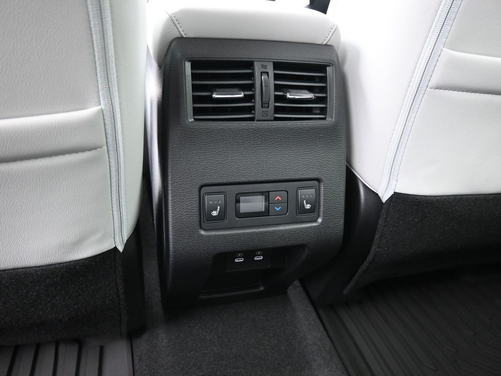 Mitsubishi Outlander Vehicle Full-screen Gallery Image 10