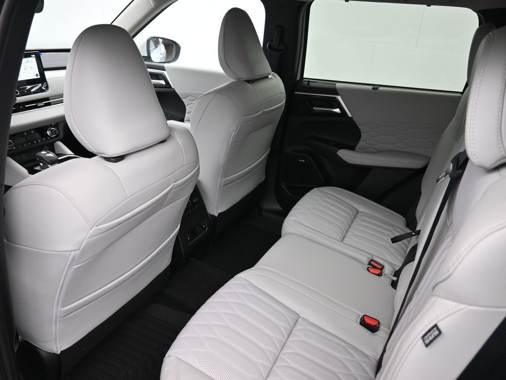Mitsubishi Outlander Vehicle Full-screen Gallery Image 11