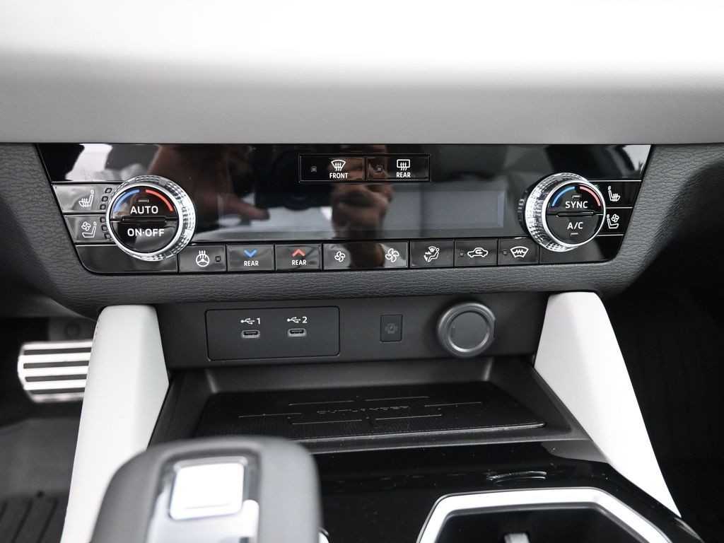 Mitsubishi Outlander Vehicle Full-screen Gallery Image 14
