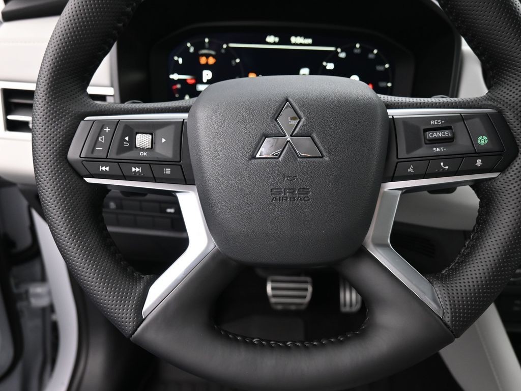 Mitsubishi Outlander Vehicle Full-screen Gallery Image 16