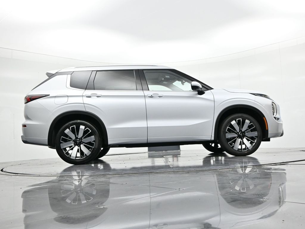 Mitsubishi Outlander Vehicle Full-screen Gallery Image 25