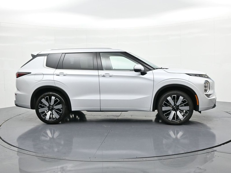 Mitsubishi Outlander Vehicle Full-screen Gallery Image 5