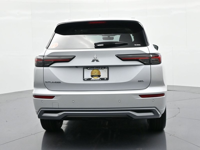 Mitsubishi Outlander Vehicle Full-screen Gallery Image 7