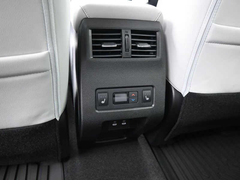 Mitsubishi Outlander Vehicle Full-screen Gallery Image 10