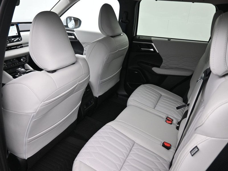 Mitsubishi Outlander Vehicle Full-screen Gallery Image 11