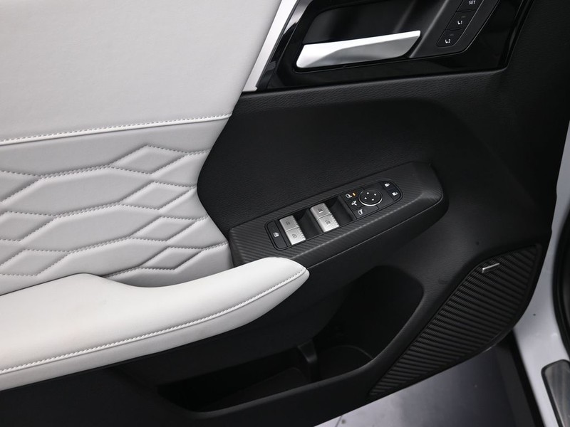 Mitsubishi Outlander Vehicle Full-screen Gallery Image 12