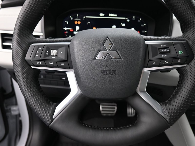 Mitsubishi Outlander Vehicle Full-screen Gallery Image 16