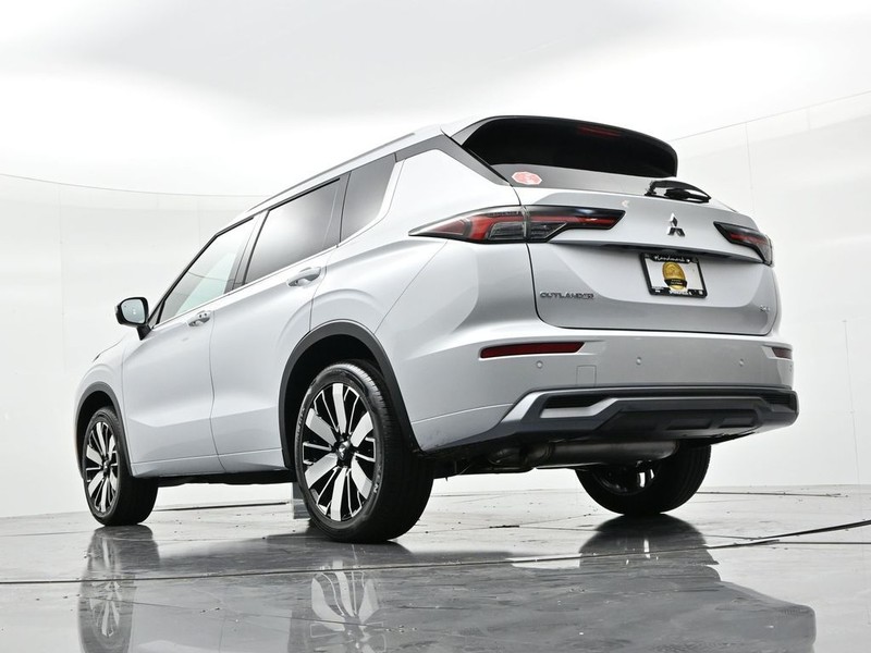 Mitsubishi Outlander Vehicle Full-screen Gallery Image 22