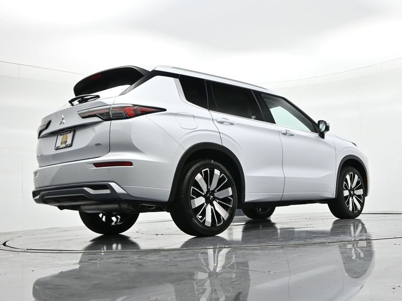 Mitsubishi Outlander Vehicle Full-screen Gallery Image 24