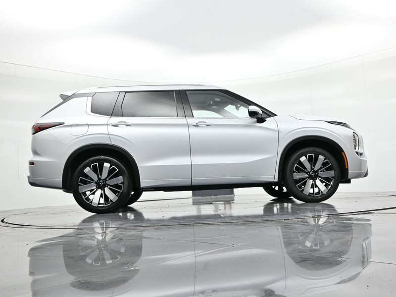 Mitsubishi Outlander Vehicle Full-screen Gallery Image 25