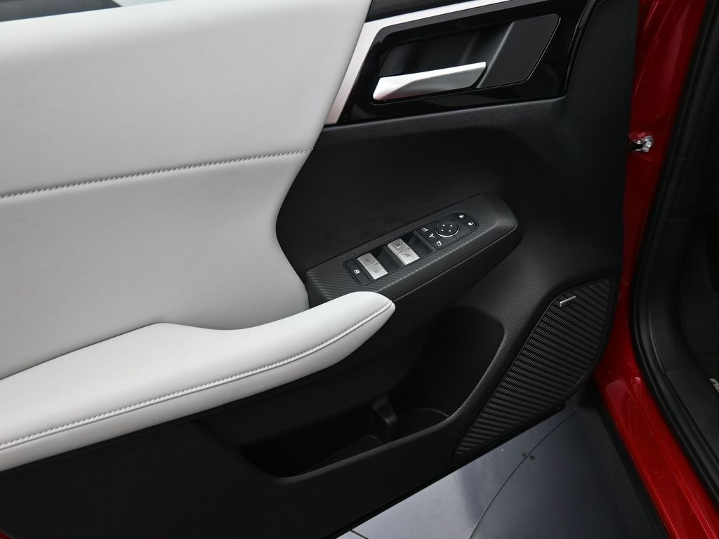 Mitsubishi Outlander Vehicle Full-screen Gallery Image 10