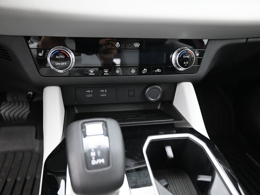Mitsubishi Outlander Vehicle Full-screen Gallery Image 12