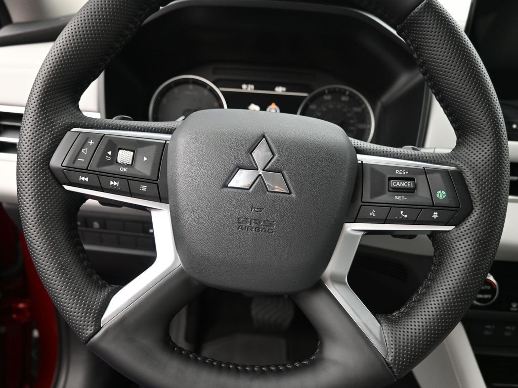 Mitsubishi Outlander Vehicle Full-screen Gallery Image 14