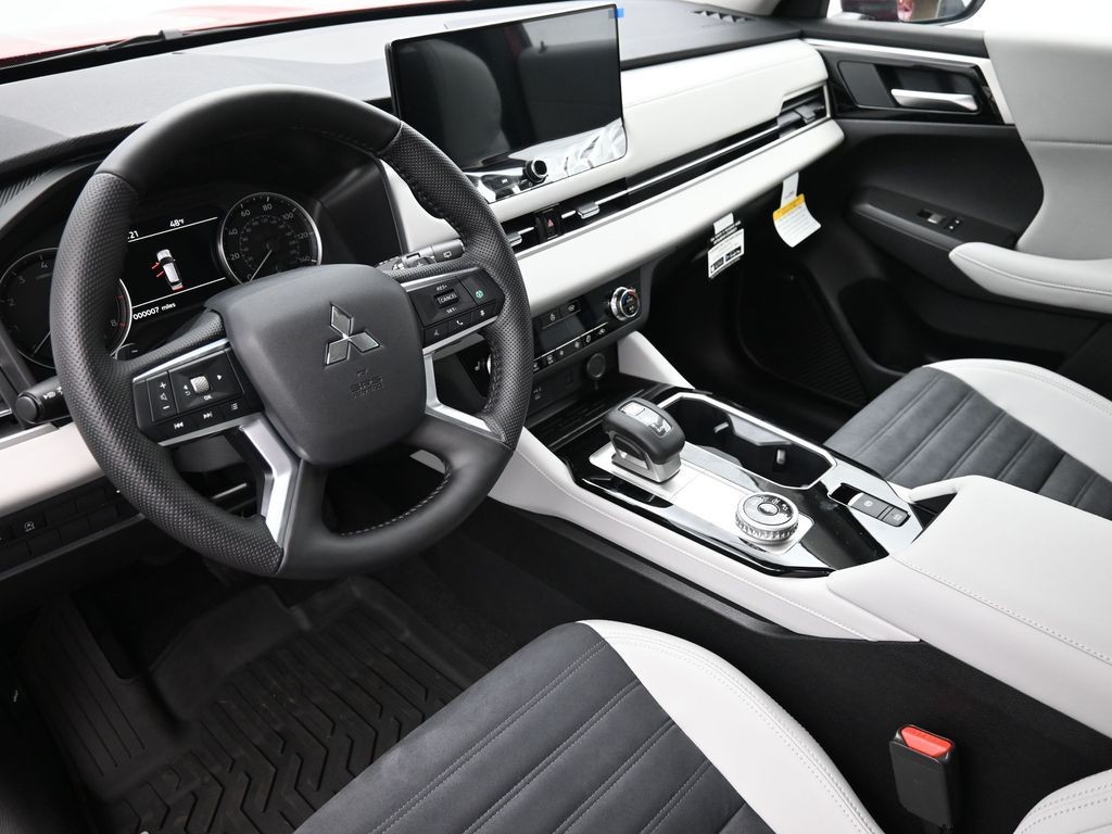 Mitsubishi Outlander Vehicle Full-screen Gallery Image 16