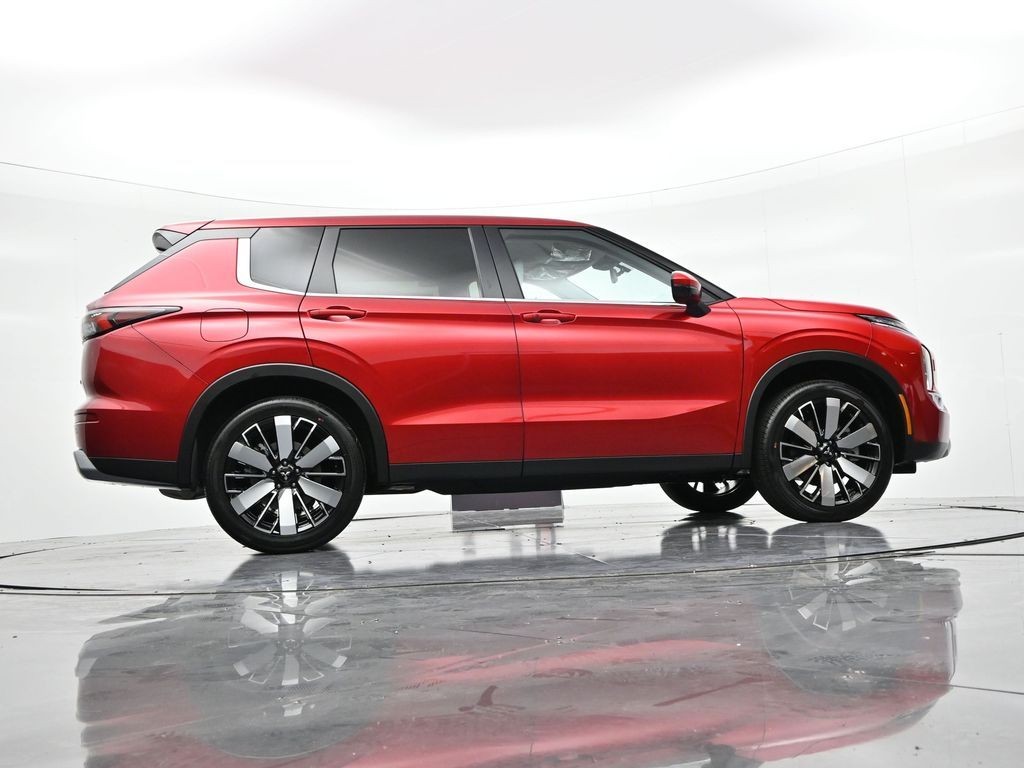 Mitsubishi Outlander Vehicle Full-screen Gallery Image 24