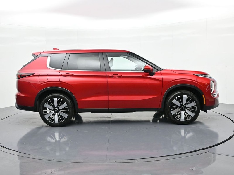 Mitsubishi Outlander Vehicle Full-screen Gallery Image 5