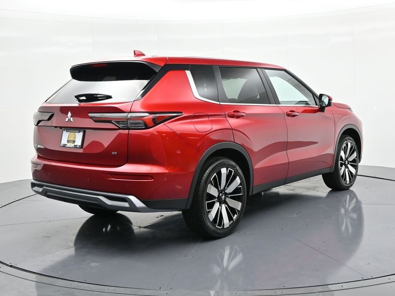 Mitsubishi Outlander Vehicle Full-screen Gallery Image 6