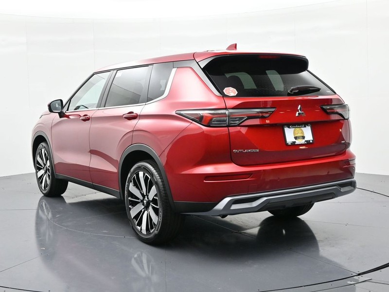 Mitsubishi Outlander Vehicle Full-screen Gallery Image 8