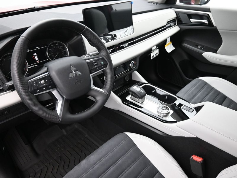 Mitsubishi Outlander Vehicle Full-screen Gallery Image 16