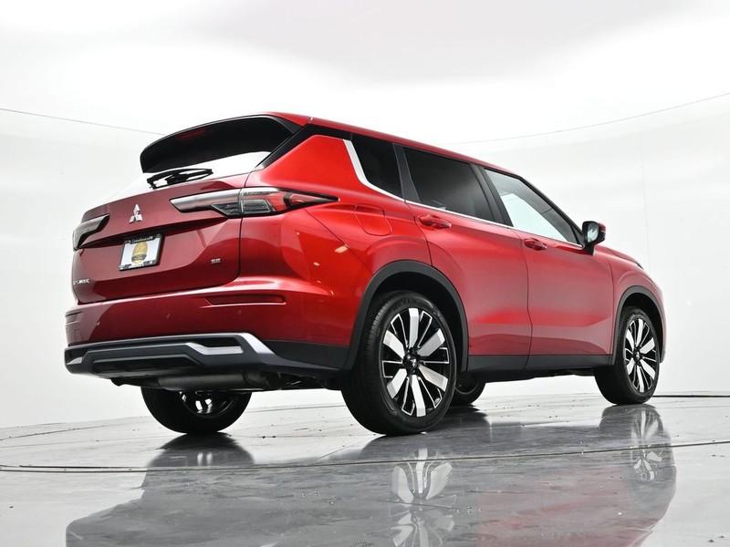 Mitsubishi Outlander Vehicle Full-screen Gallery Image 23