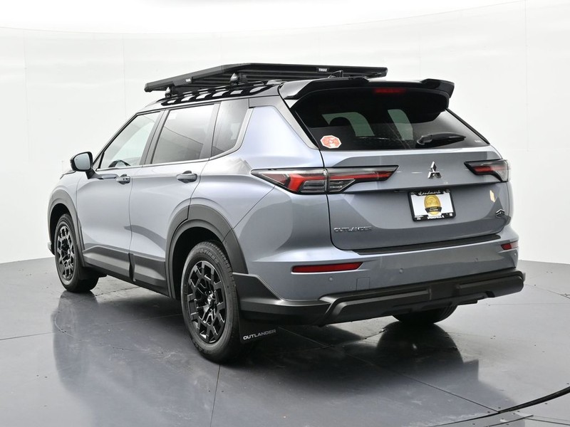 Mitsubishi Outlander Vehicle Full-screen Gallery Image 8