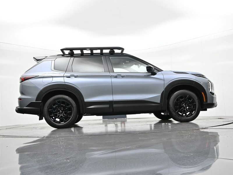 Mitsubishi Outlander Vehicle Full-screen Gallery Image 17